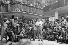 Revoluționari cubanezi victorioși în hotelul Havana Hilton, în ianuarie 1959 (© Lester Cole / Corbis / Wikimedia Commons)