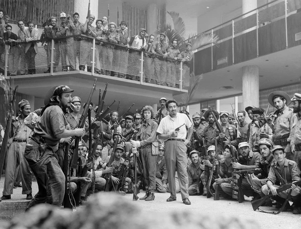 Revoluționari cubanezi victorioși în hotelul Havana Hilton, în ianuarie 1959 (© Lester Cole / Corbis / Wikimedia Commons)