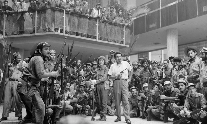 Revoluționari cubanezi victorioși în hotelul Havana Hilton, în ianuarie 1959 (© Lester Cole / Corbis / Wikimedia Commons)