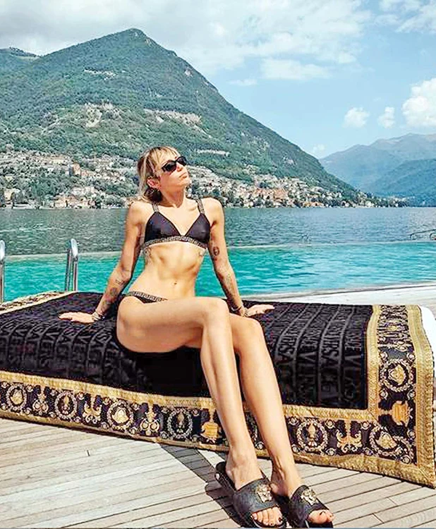 Miley  se bronzează  în Italia
