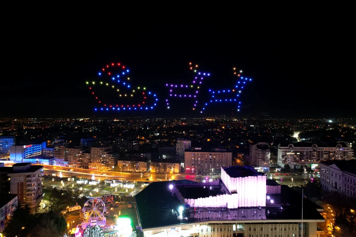 Spectacol cu drone luminoase în Târgul de Crăciun de la Craiova Foto Lia Olguța Vasilescu jpg