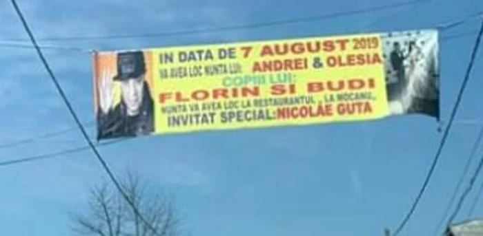 Bannerul a fost pus lângă cablurile electrice