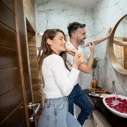 Baie folosită de un cuplu FOTO Shutterstock 