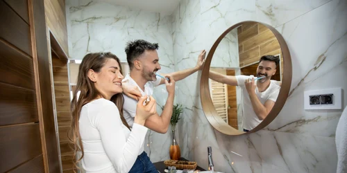 Baie folosită de un cuplu FOTO Shutterstock 