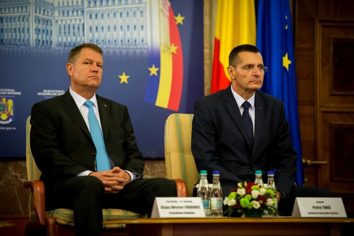 Petre Tobă alături de Klaus Iohannis la ceremonia de învestire în funcţia de ministru de Interne FOTO MAI