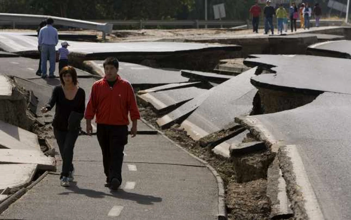 Chilienii din Santiago îşi fac loc printre craterele din autostrăzi