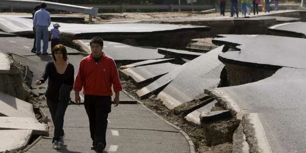 Chilienii din Santiago îşi fac loc printre craterele din autostrăzi