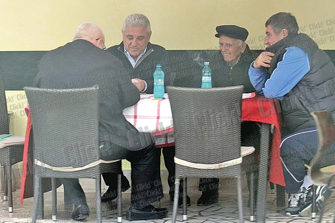 
    Giovani şi Victor  s-au relaxat la  barul lor din Pipera  