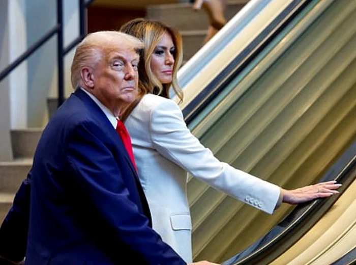 Trump și Melania pe scara rulantă. FOTO: captură video
