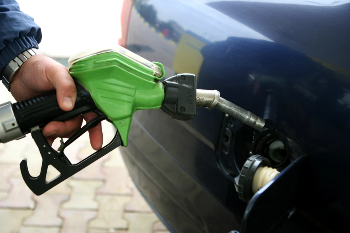 Alimentarea cu carburanţi cântăreşte tot mai mult în bugetul românilor din cauza puterii de cumpărare scăzute FOTO Adevărul