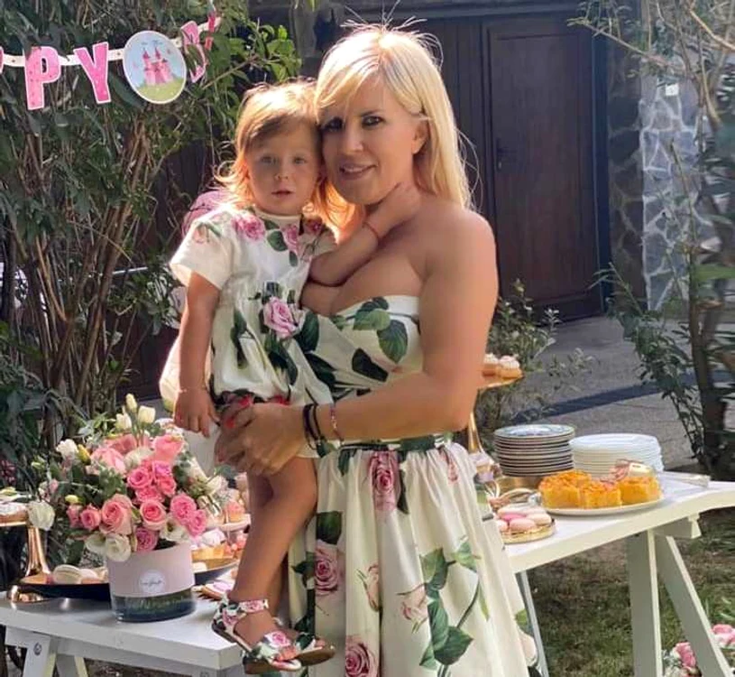 
    Elena Udrea și fetița ei, Eva Maria, au purtat rochii identice la petrecere  