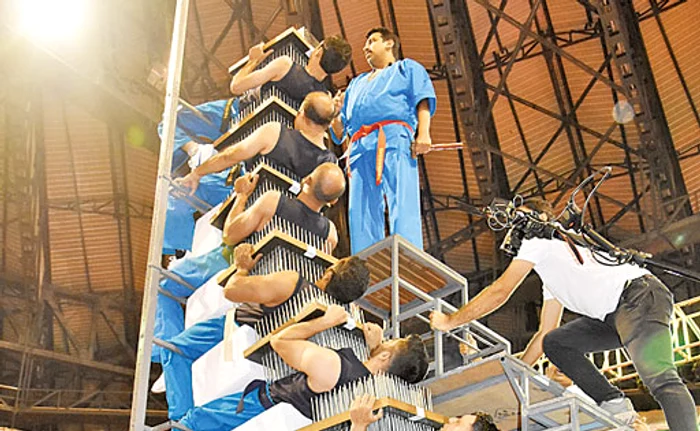 Sportivii au fost antrenaţi de Vispy Kharadi (la bază), un fachir renumit