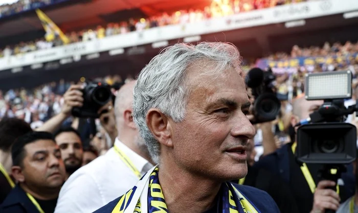 Jose Mourinho, primit într-o atmosferă incendiară la Istanbul. Foto X
