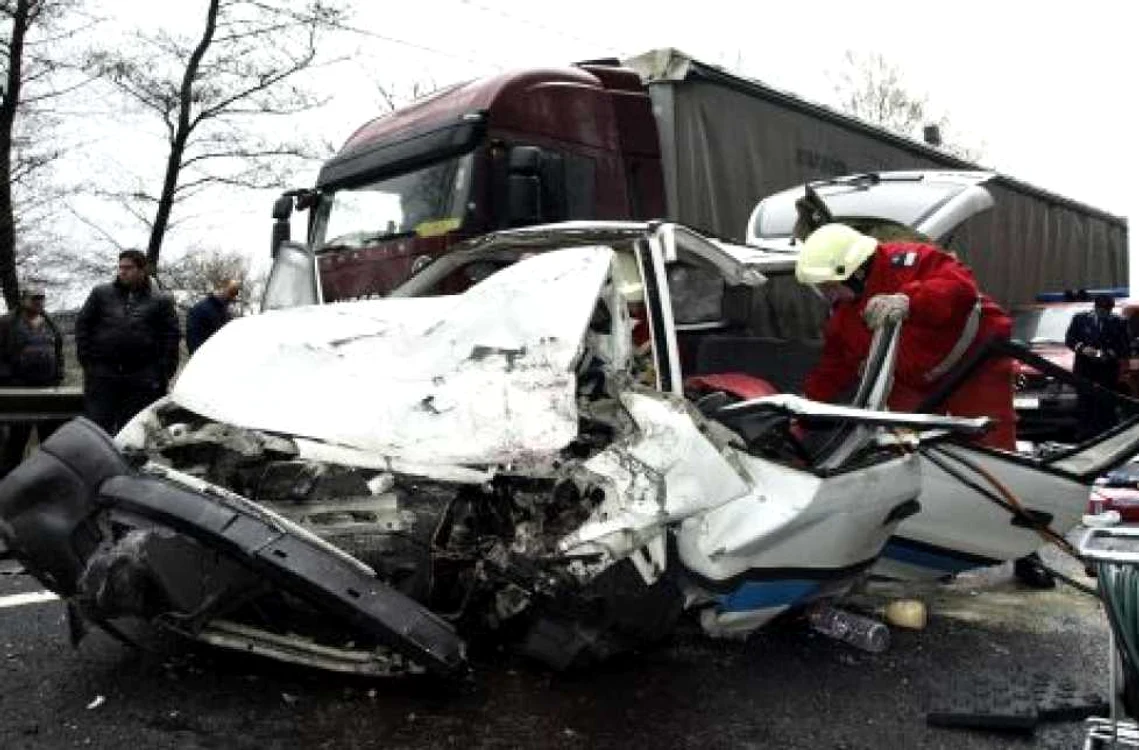 Impactul dintre Opel şi TIR a fost devastator. Foto: D. Guţă
