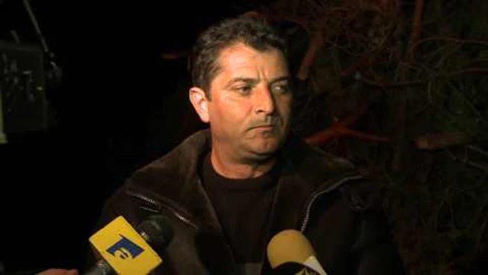 Oamenii s-au adunat pe un deal, au cântat şi au  împărţit covrigi şi dulciuri oaspeţilor 