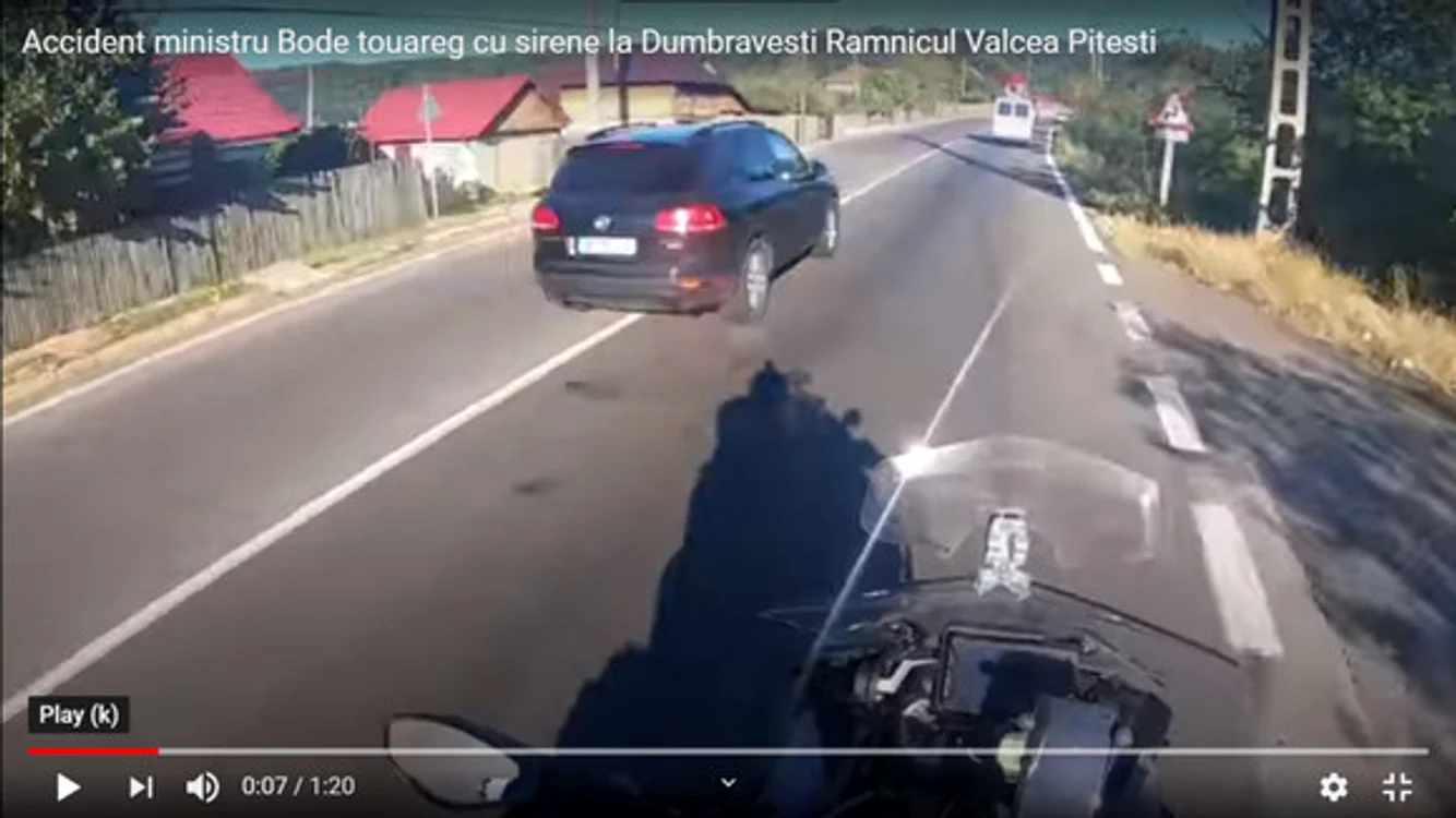 Imaginile filmate de motociclist arată cum mașina SPP depășea pe linie continuă