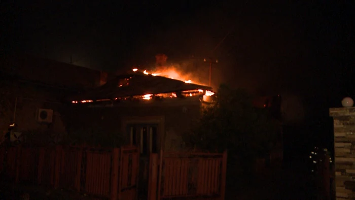 Proprietarul vinovat a scăpat de furia oamenilor, doar cu ajutorul jandarmilor