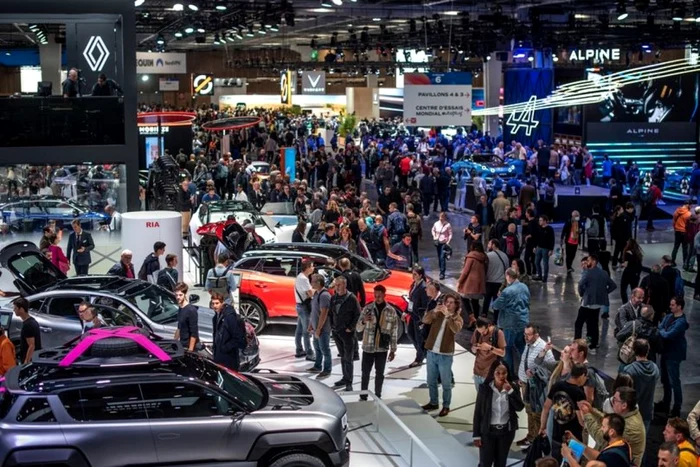 Mulți oameni se uită la mașinile prezentate la Salonul Auto de la Paris 2024