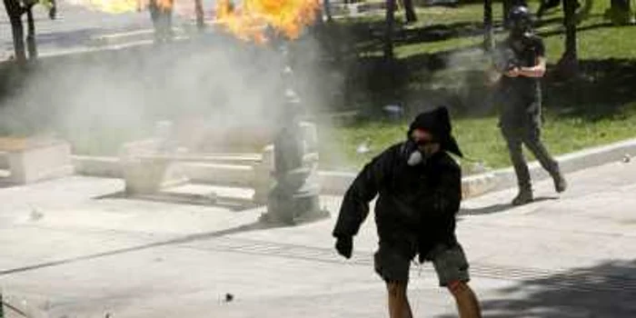 Manifestanţi violenţi, operând în grupuri mici, au aruncat cu cocteiluri Molotov înspre poliţişti, care au ripostat cu grenade şi gaze lacrimogene FOTO: Reuters