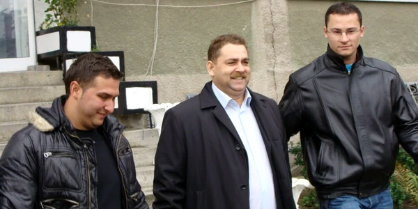 Ninel Potârcă, în mijloc, în momentul în care a fost reținut