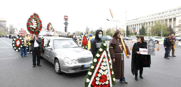 10.000 de sindicalişti, medici, farmacişiti, dentişti asistenţi dar şi pacienţi protestează în Piaţa Victoriei    FOTO Eduard Enea