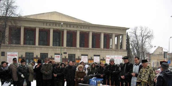 Zeci de oameni au fost prezenţi la slujbă