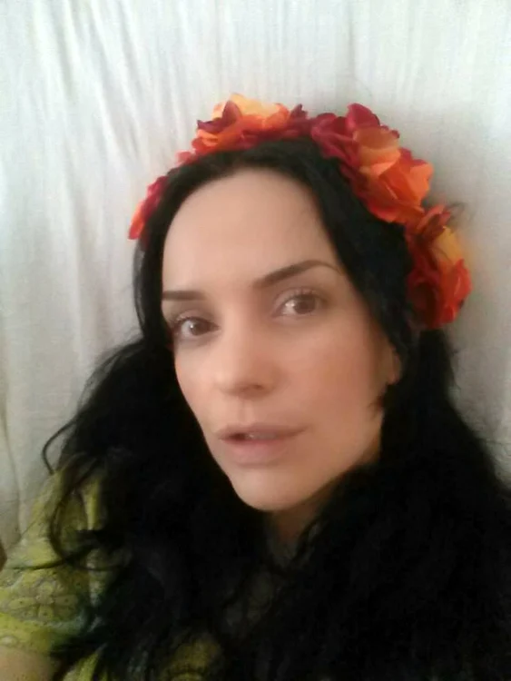 Magda Vasiliu își face singură reclamă accesoriilor pe care le face cu mâna ei