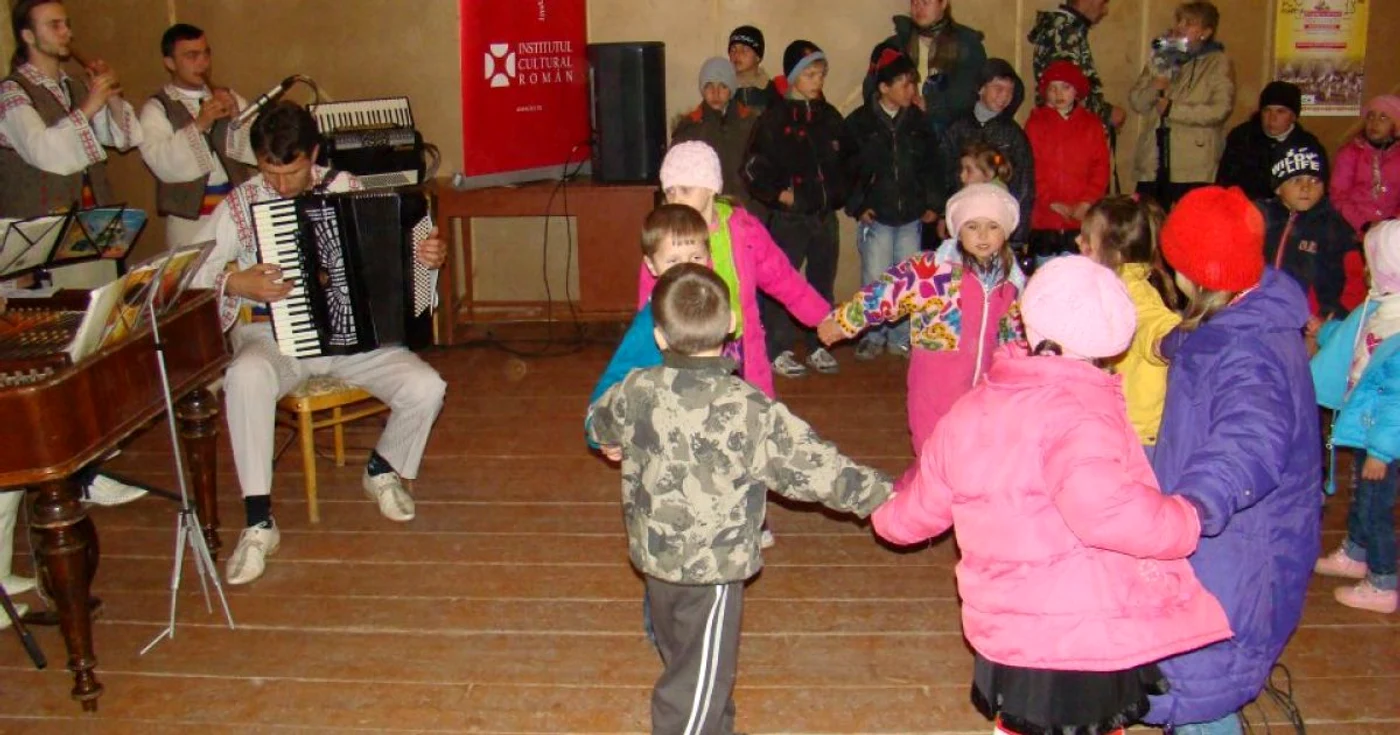 Copiii romani din Ucraina au dansat pe scena alaturi de artistii romani