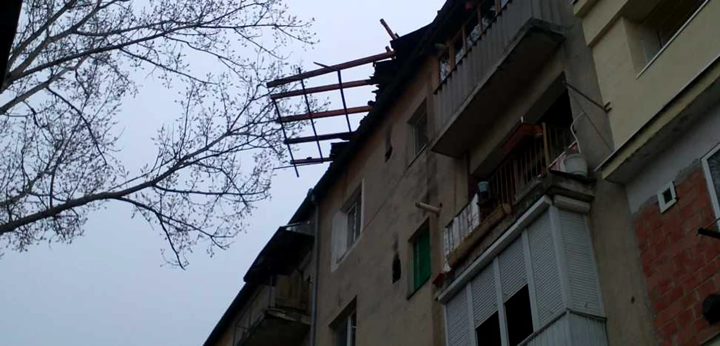 Acoperişul blocului a fost distrus parţial. Foto: Iacob Lucian Maier