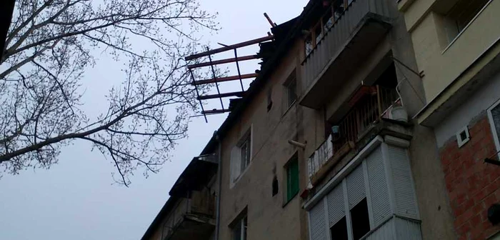 Acoperişul blocului a fost distrus parţial. Foto: Iacob Lucian Maier