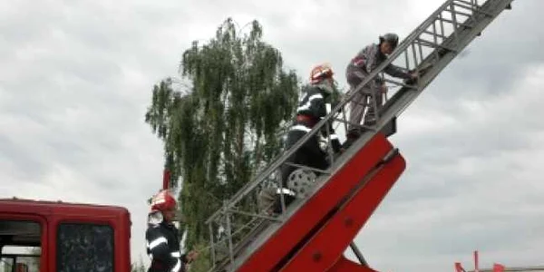 Bacău: Elevi în vizită la pompieri
