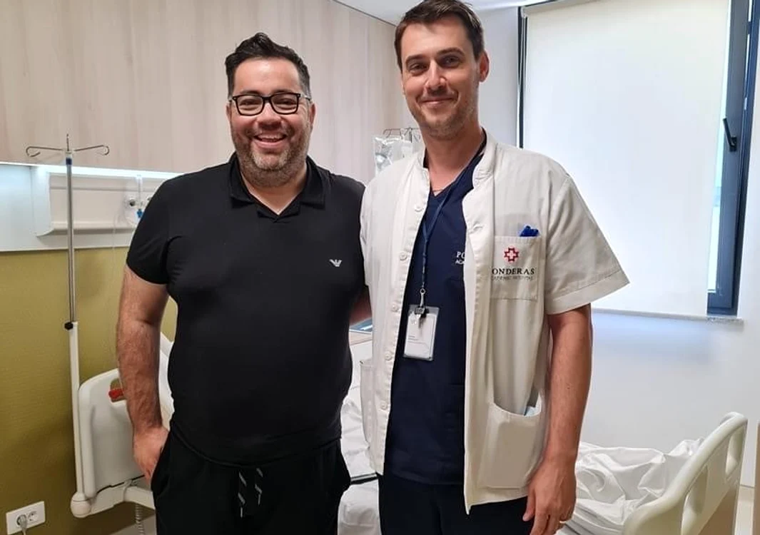 Răzvan Popescu, alături de medicul care l-a operat