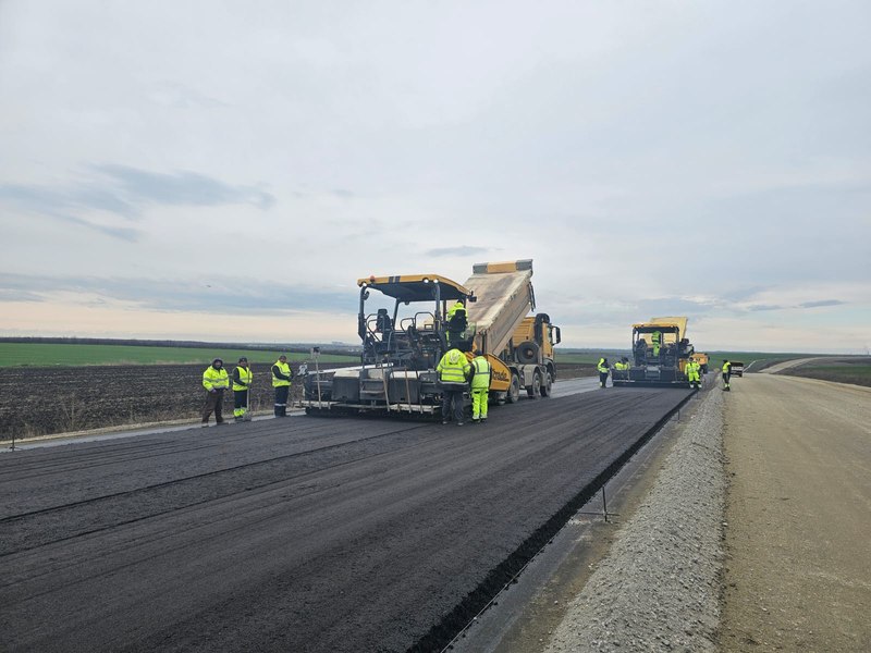 Asfaltare pe tronsonul 1 al Autostrăzii Ford. Ce mai e de lucru la drumul expres care leagă Craiova de Pitești VIDEO