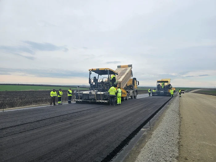 Constructorul asfaltează pe Tronsonul 1 al DEX 12 FOTO: DRDP Craiova