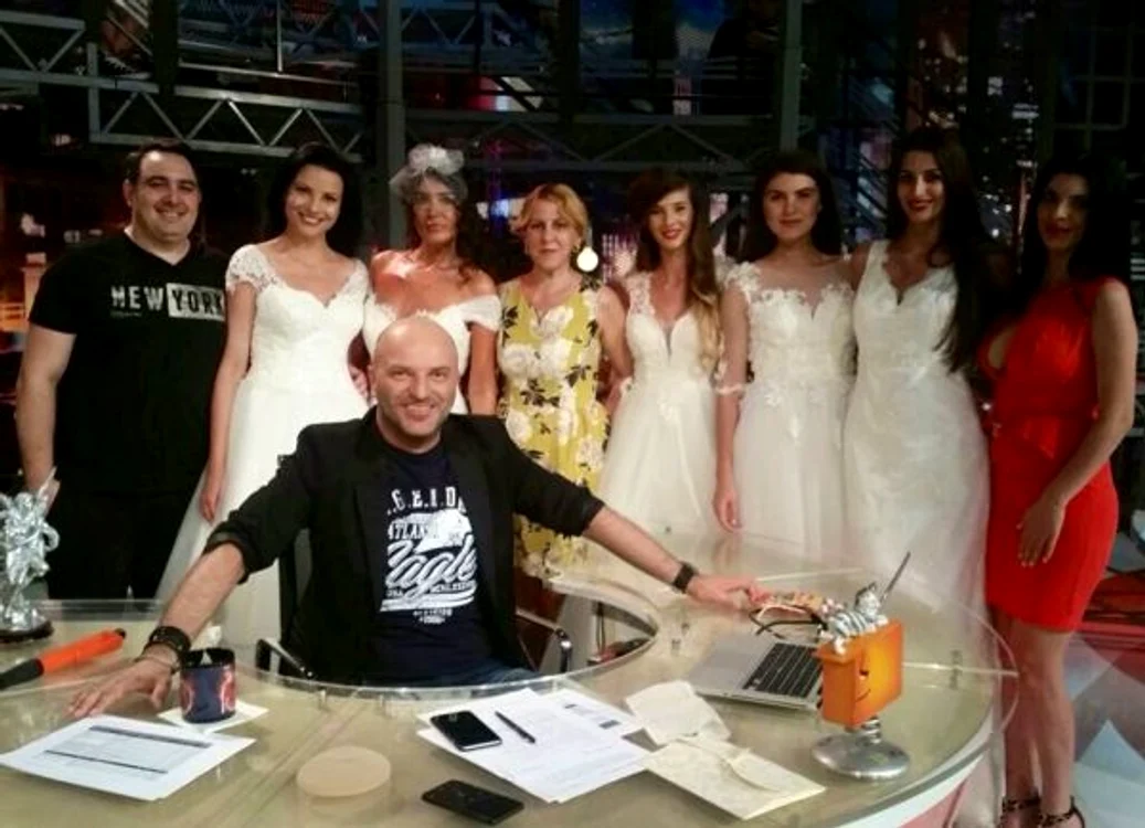 
    Aura Radu o îmbracă pe Andreea TonciuFoto: Arhiva personală  