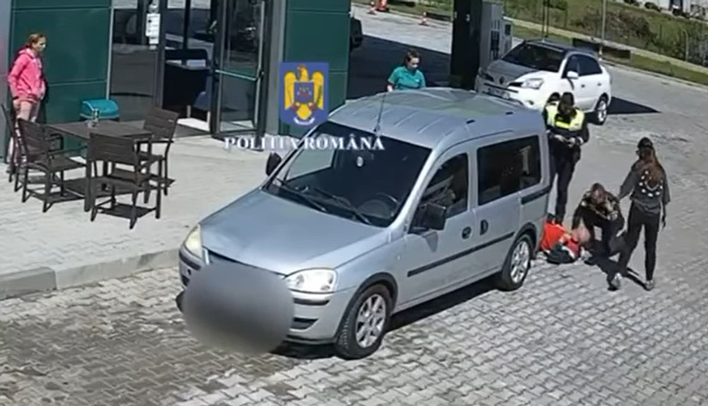 Momentul în care doi polițiști salvează viața unui bărbat, într-o benzinărie din Argeș: „Trăiește datorită lor!”