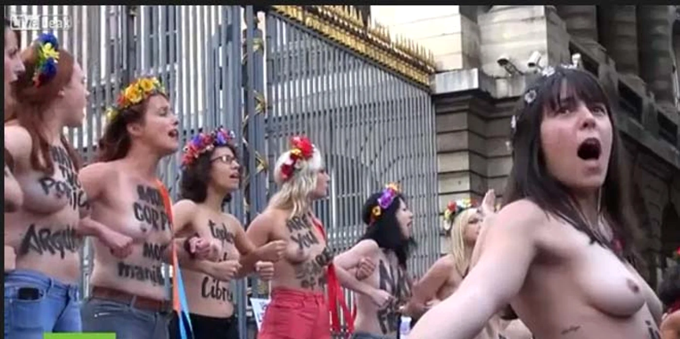 Activistele au protestat în sânii goiFoto: Captură Youtube