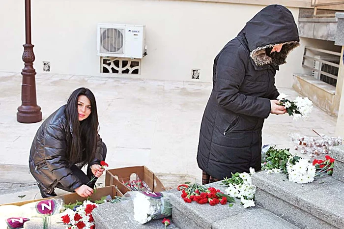 Ieri se lucra de zor la crucea de cetină şi flori