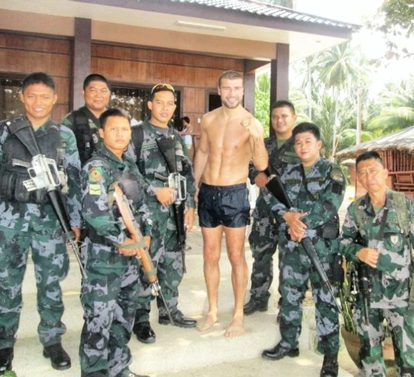 Lucian Bute, alaturi de politie pe plajaFoto: Facebook