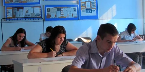 Elevii care vor încerca să fraudeze examenul vor fi reevaluaţi abia în toamna anului viitor.