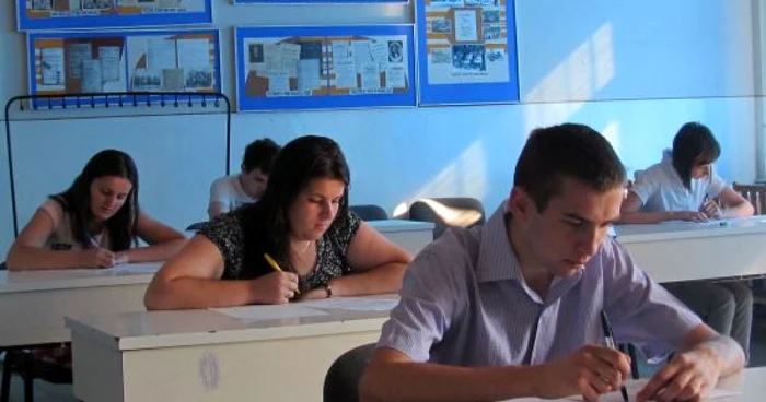 Elevii care vor încerca să fraudeze examenul vor fi reevaluaţi abia în toamna anului viitor. 