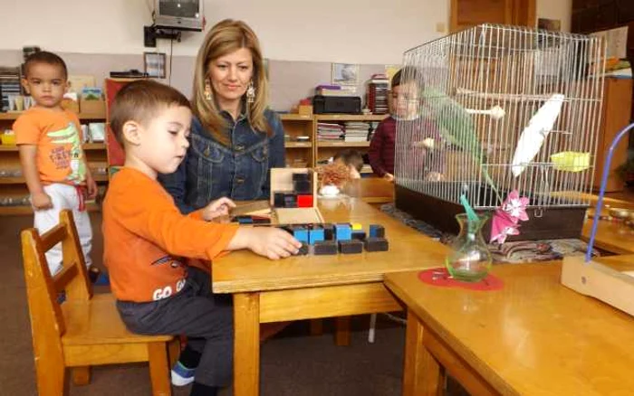 Aida Creţu şi o parte din copiii de la grupa Montessorii din Turnu Severin FOTO Alexandra Georgescu