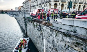 Autobuz prăbușit în râu în Torino, Italia FOTO Profimedia 