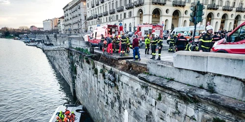 Autobuz prăbușit în râu în Torino, Italia FOTO Profimedia 