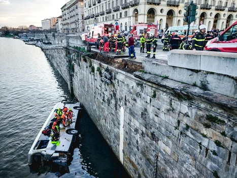 Autobuz prăbușit în râu în Torino, Italia FOTO Profimedia 