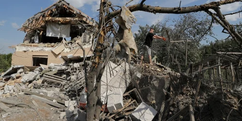 Cladire de langa Kiev distrusa de o racheta ruseasca FOTO EPA EFE jpg