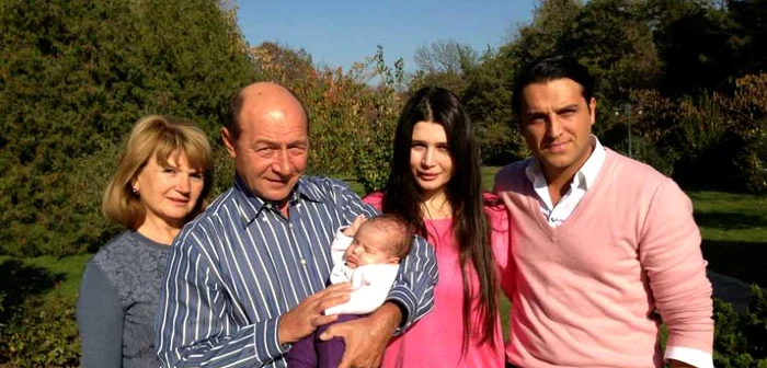 Traian Băsescu, alături de familie FOTO Facebook