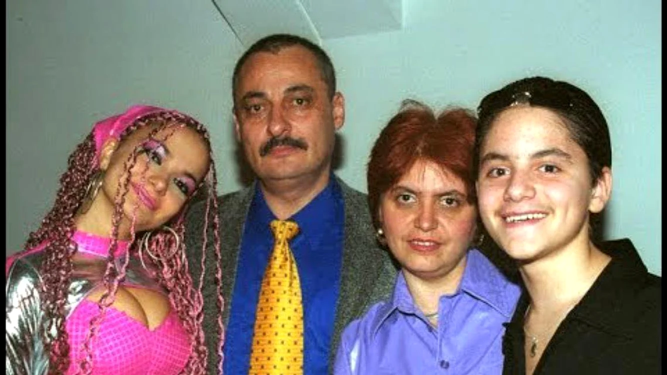 Andreea Antonescu, alături de părinții și de fratele ei, Răzvan. Gigi Antonescu a murit în anul 2001