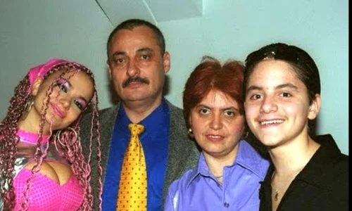 Andreea Antonescu, alături de părinții și de fratele ei, Răzvan  Gigi Antonescu a murit în anul 2001 jpeg