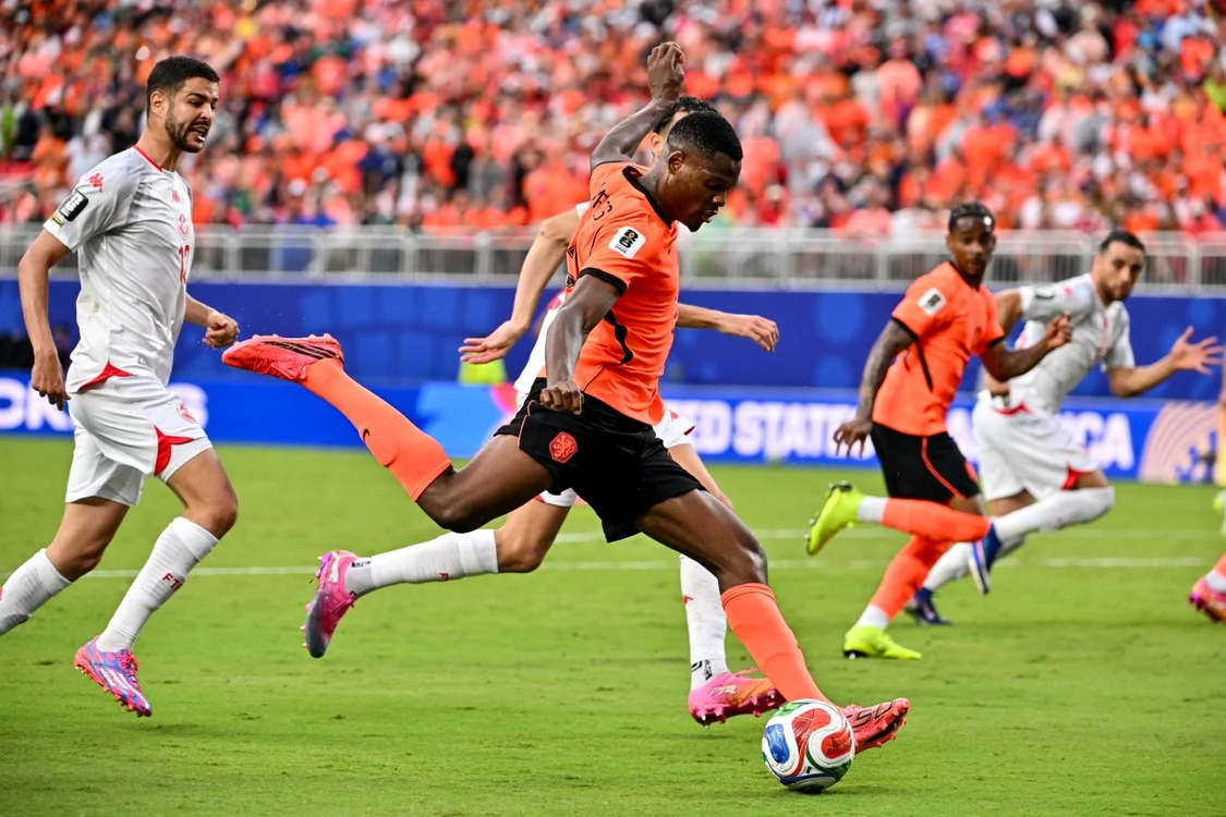 Denzel Dumfries centrează spre poarta Tunisiei (Foto: EPAImages)